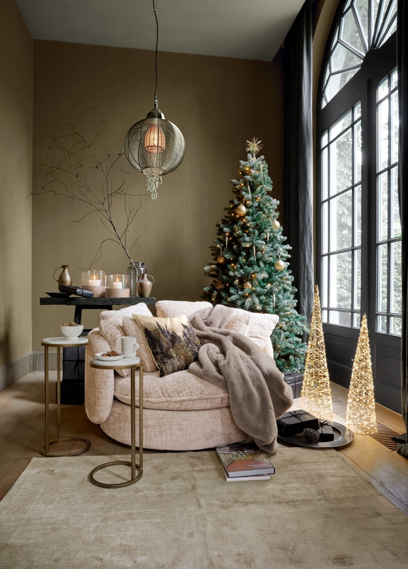 W świąteczny czas nie może zabraknąć dekoracyjnego oświetlenia. Oprócz lampek na choince, postaw świecące ozdoby i świece w lampionach oraz powieś łańcuchy świetlne.