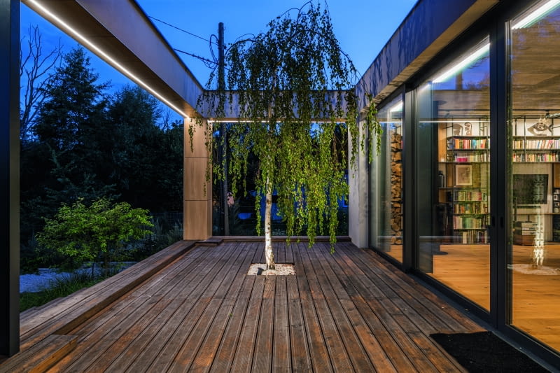 Jedną z wytycznych projektowych właścicieli było takie ukształtowanie bryły, by wnętrza i otoczenie wzajemnie się przenikały. Efektownym wyrazem tych planów stało się posadzenie na głównym tarasie brzozy, zbliżającej naturę do środka budynku tak blisko, jak to tylko możliwe