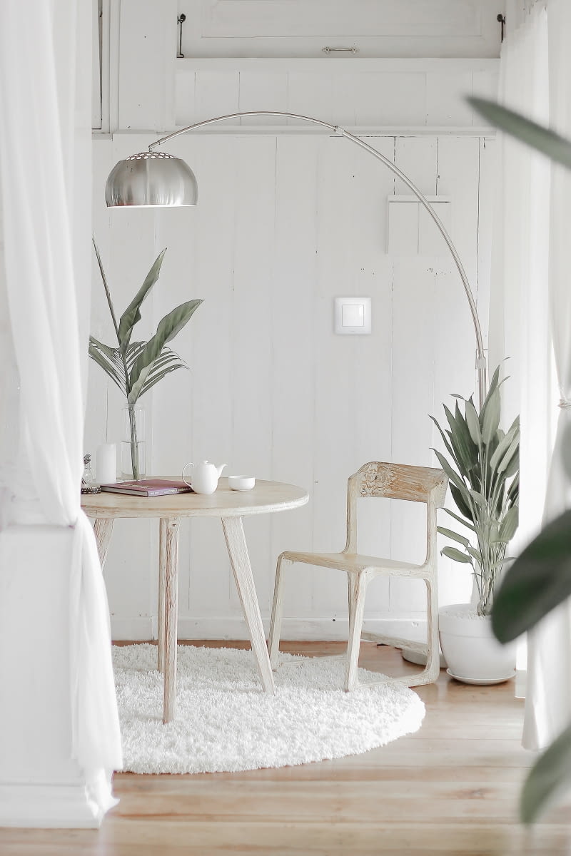 Dziś oszczędzamy energię na różne sposoby – wykorzystując m.in. ściemniacze LED, automatyczne łączniki i energooszczędne oświetlenie Osprzęt elektroinstalacyjny