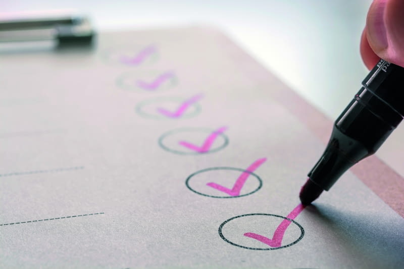 Im bardziej szczegółowo przygotujemy umowę, tym lepiej. Jest to ważne zwłaszcza w sytuacji, gdy planujemy większy zakres prac budowlanych czy remontowych i zamierzamy zaangażować kilku różnych wykonawców do realizacji projektu. W ten sposób mamy szansę  uchronić się przed niefachowym i nieterminowym wykonaniem prac