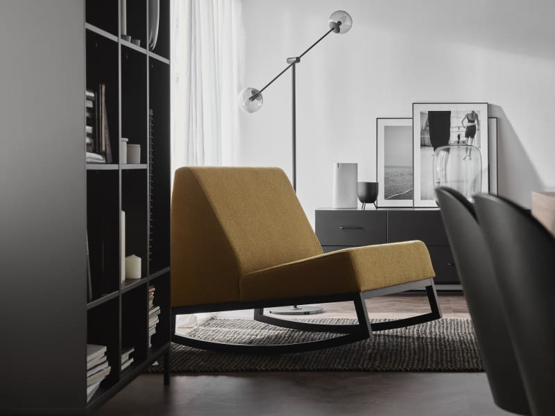 Szerokie siedzisko fotela bujanego Stan zapewni wygodną pozycję osobie dorosłej siedzącej np. wraz z dzieckiem lub zwierzakiem.