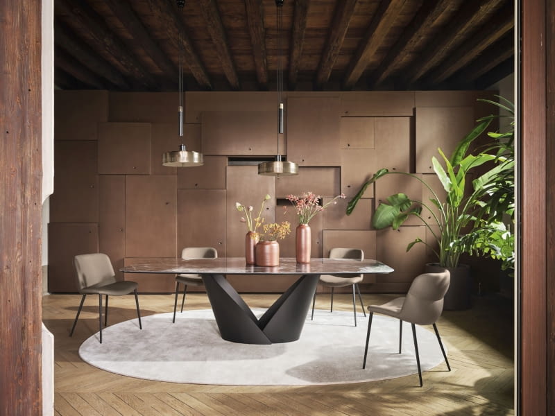 Podstawa stołu Calla jest niezwykle dekoracyjna, dlatego dobrano tu krzesła o minimalistycznym designie, które nie stanowią konkurencji dla stołu. Podstawa stołu Calla jest niezwykle dekoracyjna, dlatego dobrano tu krzesła o minimalistycznym designie, które nie stanowią konkurencji dla stołu.