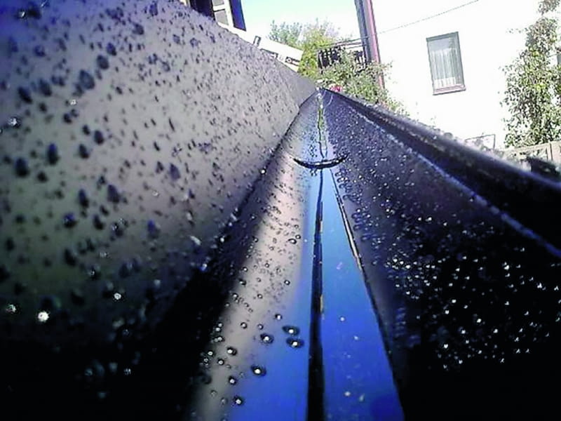 Przy okazji przeglądu dachu powinno się sprawdzić ustawienie rynien. Przy właściwym spadku  nie będą tworzyć się zastoiny wody