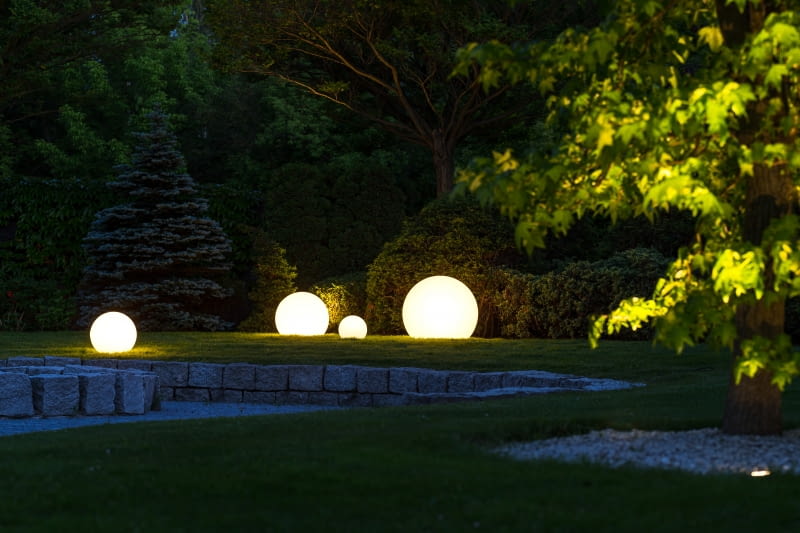 Lampy Culumus w różnych rozmiarach tworzą piękną ogrodową scenerię. Nie są trwale przytwierdzone do gruntu, więc można je przenosić.