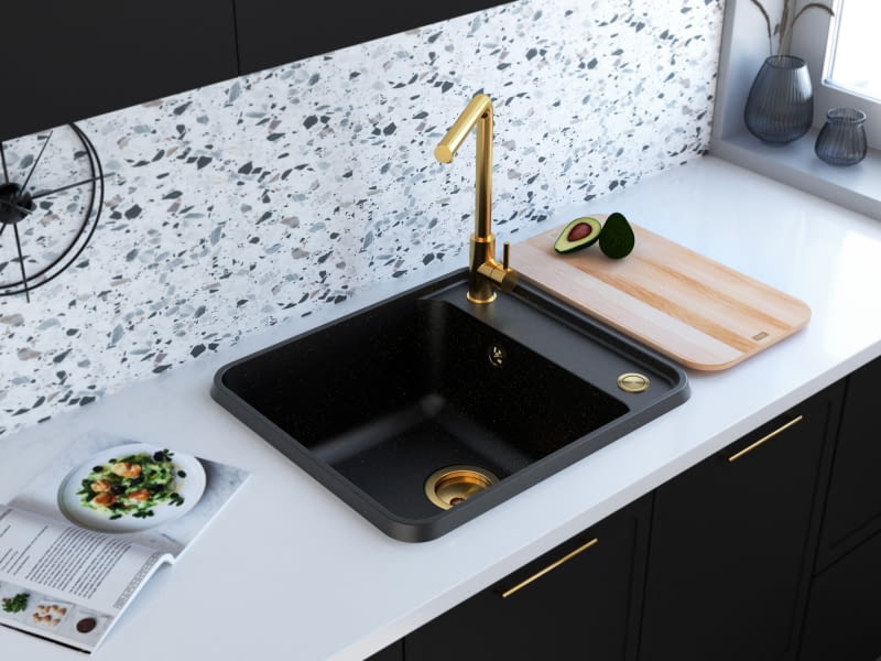 To model subtelnie wyróżniający się w nowoczesnych wnętrzach. Precyzyjnie wykonane obłe kształty cechuje delikatność i elegancja. To klasyczna forma bryły w zupełnie nowym wydaniu, PIÙ, Golden Black, Miló