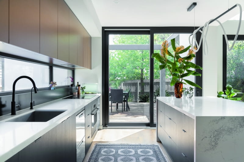 Konstrukcje odporne na wilgoć, uszkodzenia mechaniczne i zmiany temperatury sprawiają, że okna aluminiowe są nie tylko eleganckie i estetyczne, ale przede wszystkim zachowują wysokie parametry Konstrukcje odporne na wilgoć, uszkodzenia mechaniczne i zmiany temperatury sprawiają, że okna aluminiowe są nie tylko eleganckie i estetyczne, ale przede wszystkim zachowują wysokie parametry