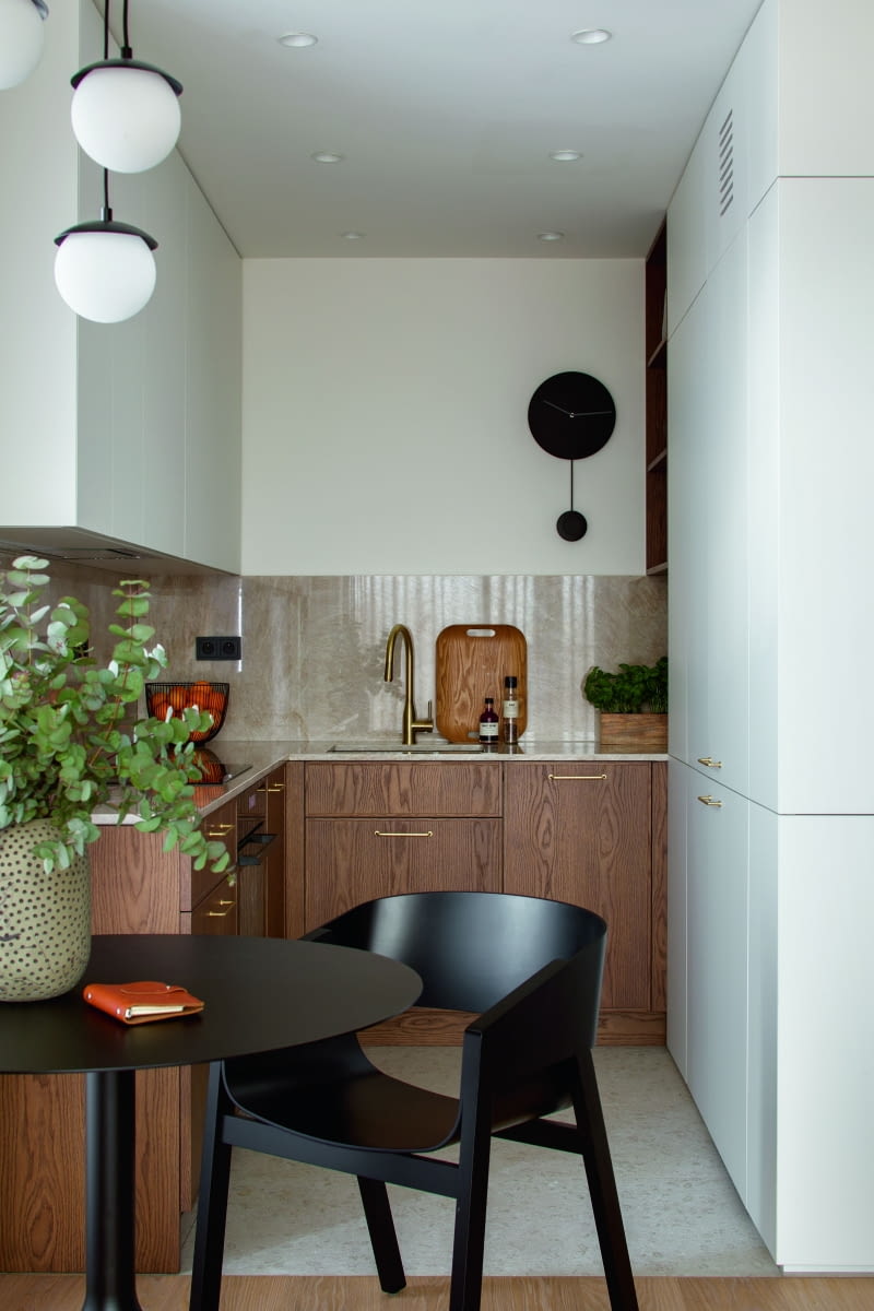 Drewniane fronty pokryte fornirem z dębu europejskiego flader okala cienka, delikatna ramka. Natomiast białe szafki wykonano z aksamitnie mato-wych płyt Forner Velvet, dzięki czemu cała zabudowa nabiera wyjątkowego i ciepłego wyrazu.Wszystkie prace stolarskie w mieszkaniu wykonała firma Underwood Meble. Drewniane fronty pokryte fornirem z dębu europejskiego flader okala cienka, delikatna ramka. Natomiast białe szafki wykonano z aksamitnie mato-wych płyt Forner Velvet, dzięki czemu cała zabudowa nabiera wyjątkowego i ciepłego wyrazu.Wszystkie prace stolarskie w mieszkaniu wykonała firma Underwood Meble.