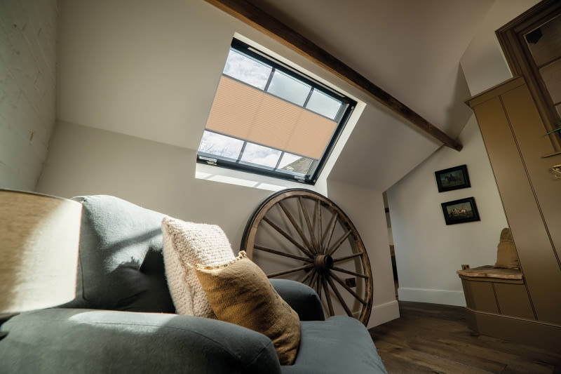 . Zasłaniając okno dachowe roletą APS zapewniamy sobie prywatność oraz ochronę przed promieniami UV.