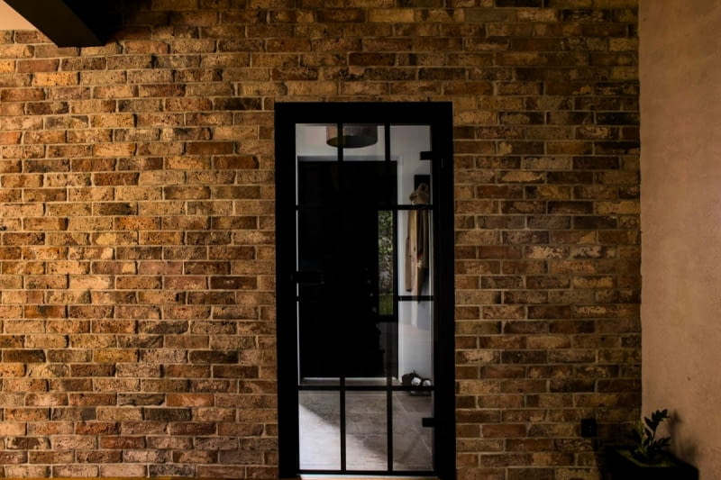 Gdzie stosować cegłę, żeby wyglądała naturalnie - Korytarz i strefa wejścia