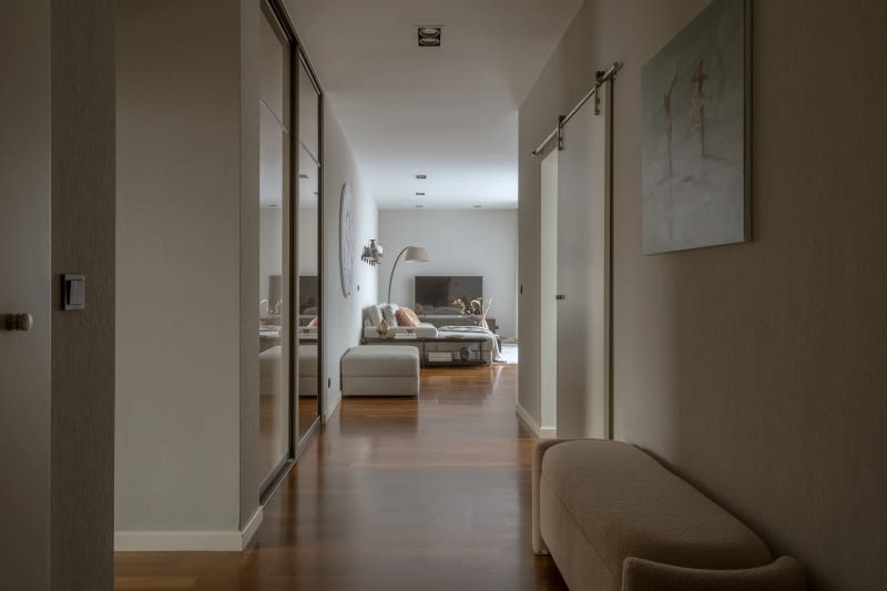 Wchodzących do mieszkania wita widoczny na końcu długiego korytarza salon.