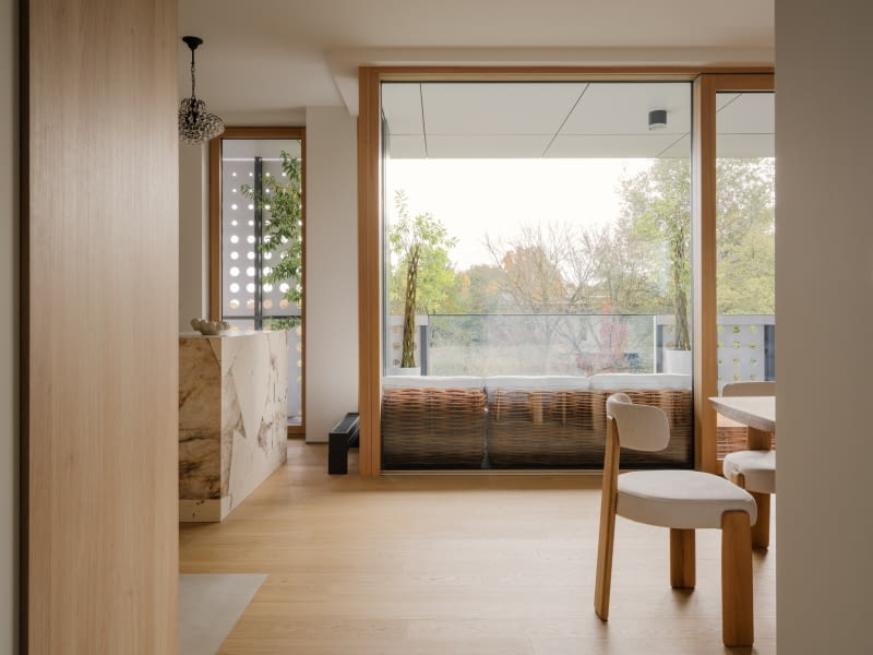 Światło, przestrzeń i architektura - apartament w zielonej części Marymontu