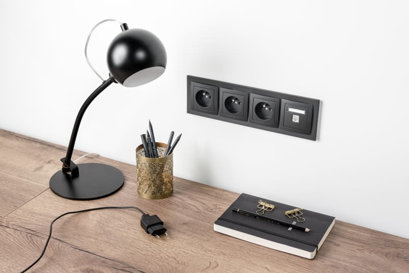 Zarówno ramki, jak i mechanizmy dobiera się w zakresie tej samej serii – tylko wówczas możemy mieć gwarancję kompatybilności zestawu Osprzęt elektroinstalacyjny