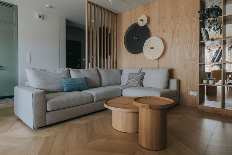 Światło, drewno i zieleń: współczesny azyl w sercu Jeżyc Światło, drewno i zieleń: współczesny azyl w sercu Jeżyc