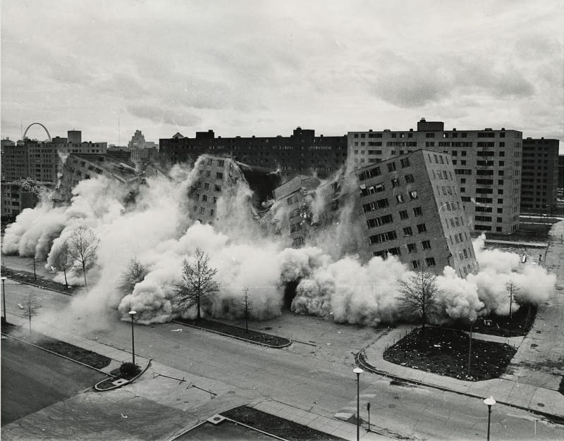 Wyburzanie osiedla Pruitt-Igoe