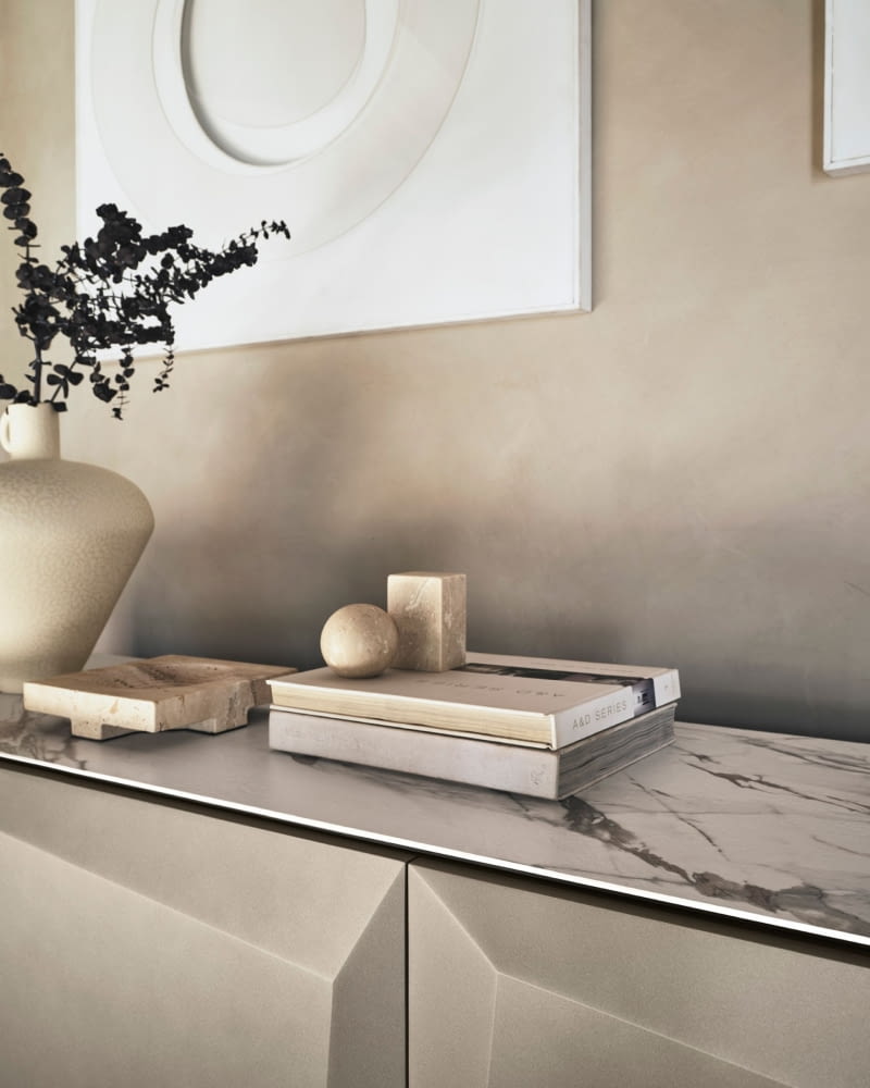 Rzeźbiarska komoda Alterego od Calligaris