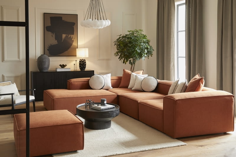 Nic tak nie odmienia pustej ściany jak ponadczasowa sztukateria. Zaprojektowana z zachowaniem zasad symetrii tworzy elegancką płaszczyznę.