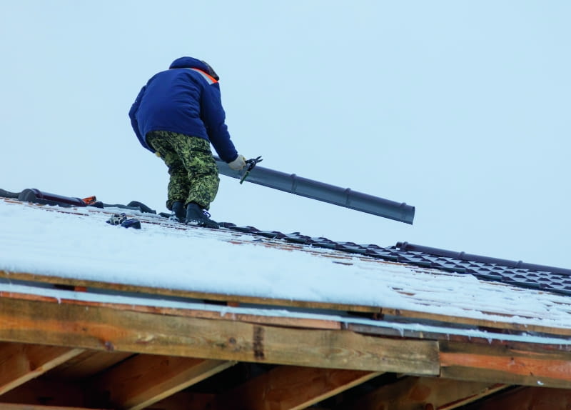 Tak naprawdę podczas zimowego układania pokrycia najważniejsze jest zadbanie o bezpieczeństwo dekarzy. Dlatego zaleca się, aby prace montażowe były prowadzone przez wyspecjalizowane ekipy budowlane, które mają doświadczenie w pracy w trudnych warunkach Tak naprawdę podczas zimowego układania pokrycia najważniejsze jest zadbanie o bezpieczeństwo dekarzy. Dlatego zaleca się, aby prace montażowe były prowadzone przez wyspecjalizowane ekipy budowlane, które mają doświadczenie w pracy w trudnych warunkach