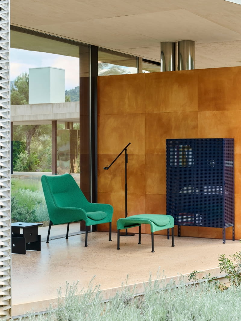 Fotel O2 duńskiej marki HAY na metalowych nóżkach zestawiony z lampą i komodą o podobnej konstrukcji tworzy spójną całość.