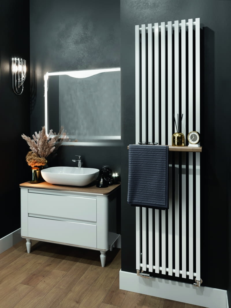 Akcesoria montowane na grzejnikach ułatwiają przechowywanie ręczników czy innych przedmiotów, nie zajmując przy tym dodatkowego miejsca