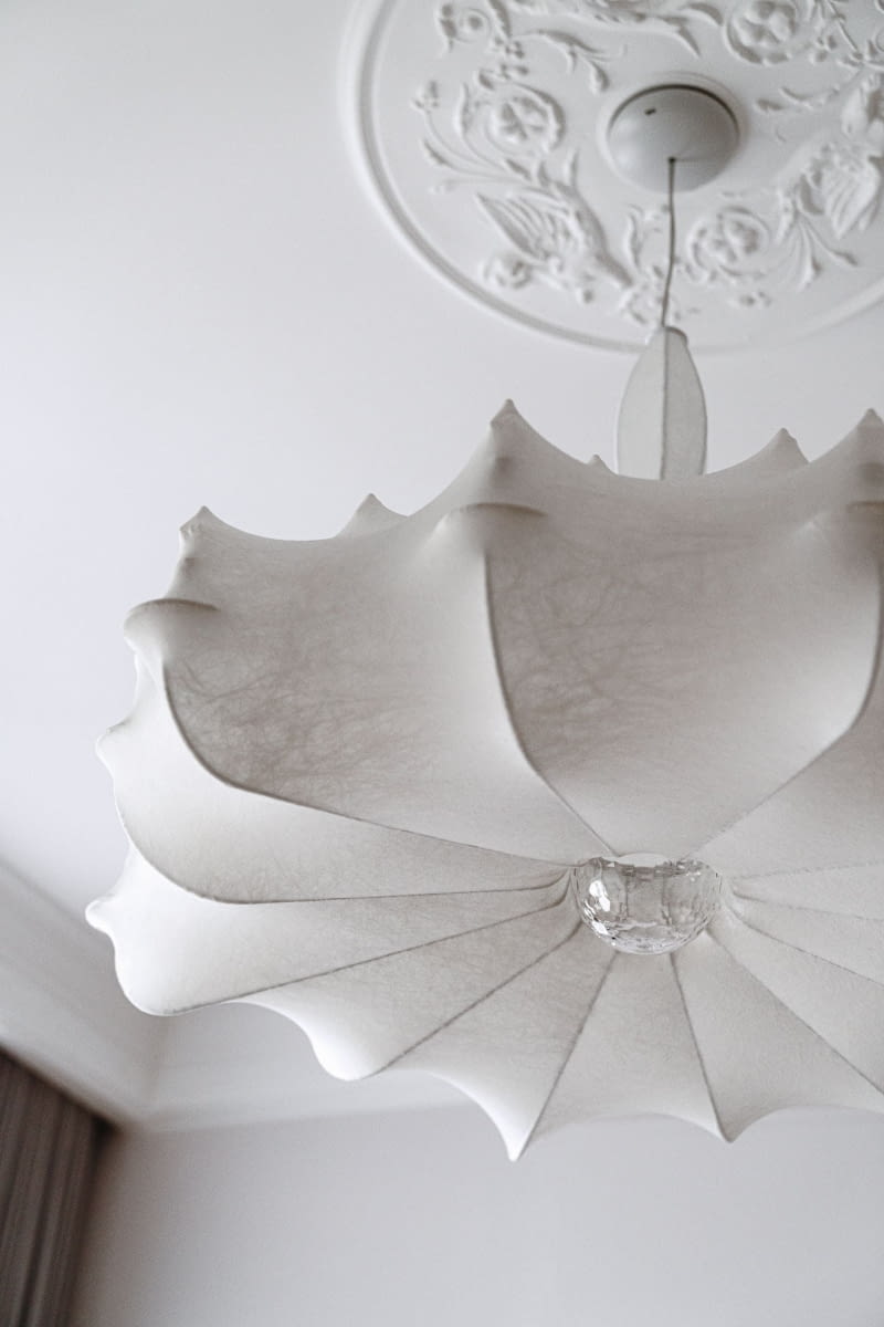 Pełnym galanterii dodatkiem aranżacji sypialni jest finezyjna lampa Zeppelin 1 włoskiego producenta Flos, projekt Marcel Wanders. Rangę lampy podkreśla ozdobny plafon, w którym została zamocowana. Pełnym galanterii dodatkiem aranżacji sypialni jest finezyjna lampa Zeppelin 1 włoskiego producenta Flos, projekt Marcel Wanders. Rangę lampy podkreśla ozdobny plafon, w którym została zamocowana.
