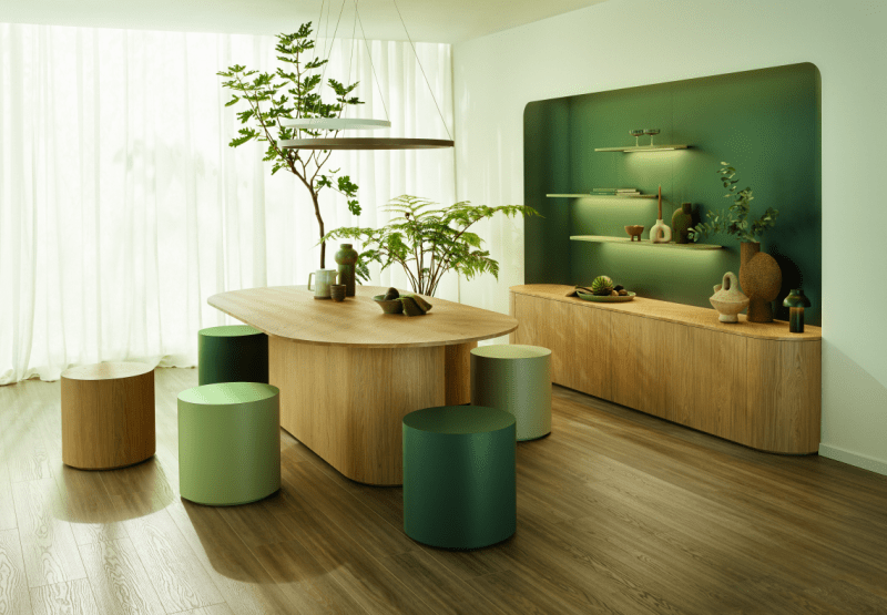 Wyjątkowo estetyczną i spójną aranżację uzyskamy, zamawiając meble z tego samego materiału. Tutaj stół i zabudowa kuchenna wykonane są z jednego dekoru – ST 40, marki Egger.