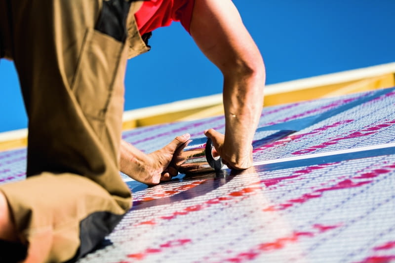 Dobrej jakości warstwę wstępnego krycia musi wyróżniać wysoka wodoszczelność – wytrzymałość na działanie słupa wody. Pośród dostępnych na rynku produktów ponadprzeciętnymi  parametrami w tym zakresie odznaczają się membrany dachowe