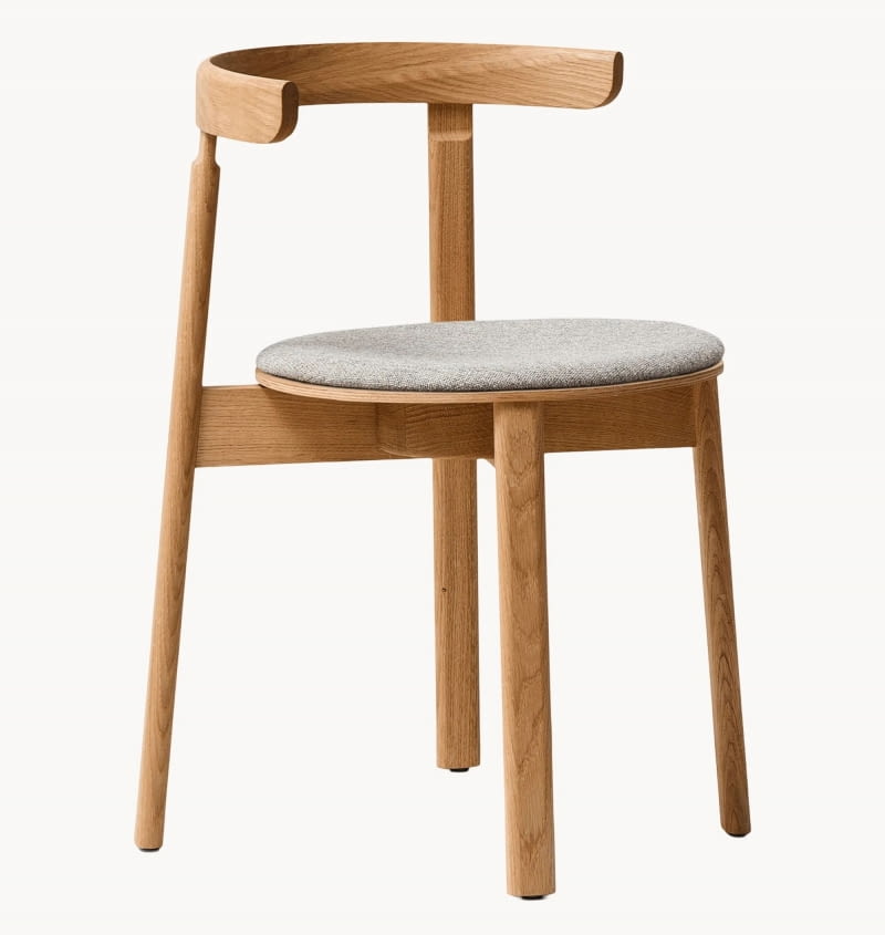 Krzesło Lunar (Form & Refine), z drewna, tapicerka jasna szara, 2989 zł.