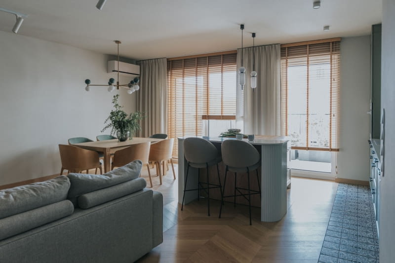 Światło, drewno i zieleń: współczesny azyl w sercu Jeżyc Światło, drewno i zieleń: współczesny azyl w sercu Jeżyc