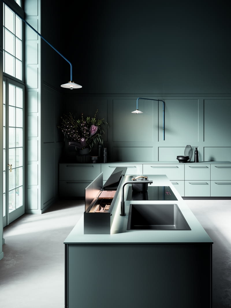 Rozwiązanie zwiększające funkcjonalność – kanał wyposażony w funkcję wyciągową, w którym można również pomieścić przybory kuchenne, a także gniazdka elektryczne.