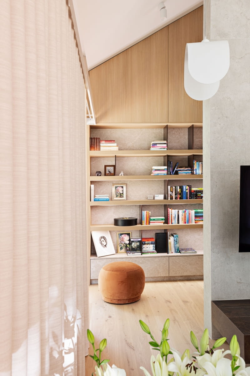 Biblioteka powstała z drewnopodobnej płyty laminowanej Kronospan. Pogrubione półki wyposażono w zintegrowane oświetlenie, a smukłe przegrody dobrano w czekoladowym odcieniu. Plecy zabudowy, blaty i szuflady tworzy płyta o kamiennym rysunku, również marki Kronospan. Dekoracje okienne przygotowała firma Firanex. Biblioteka powstała z drewnopodobnej płyty laminowanej Kronospan. Pogrubione półki wyposażono w zintegrowane oświetlenie, a smukłe przegrody dobrano w czekoladowym odcieniu. Plecy zabudowy, blaty i szuflady tworzy płyta o kamiennym rysunku, również marki Kronospan. Dekoracje okienne przygotowała firma Firanex.