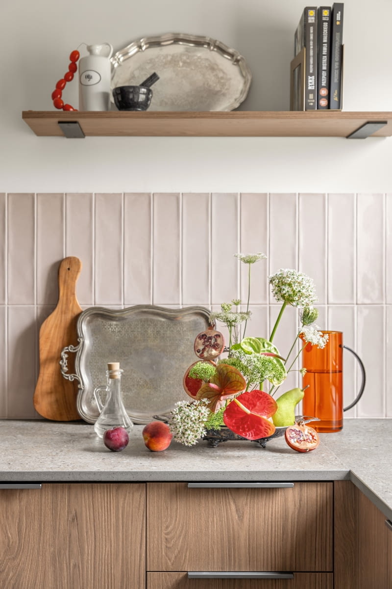 Nowoczesne wnętrze urozmaicają przedmioty z minionych dekad, którymi Ola i Krystian chętnie się otaczają. Wyszukują je na pchlich targach i w sklepach ze starociami, by z czułością wprowadzać je do domego wystroju. W tym duchu dobrano także kinkiet nad półkę — stylizowany na dawną lampę model ze sklepu Loberon. Nowoczesne wnętrze urozmaicają przedmioty z minionych dekad, którymi Ola i Krystian chętnie się otaczają. Wyszukują je na pchlich targach i w sklepach ze starociami, by z czułością wprowadzać je do domego wystroju. W tym duchu dobrano także kinkiet nad półkę — stylizowany na dawną lampę model ze sklepu Loberon.