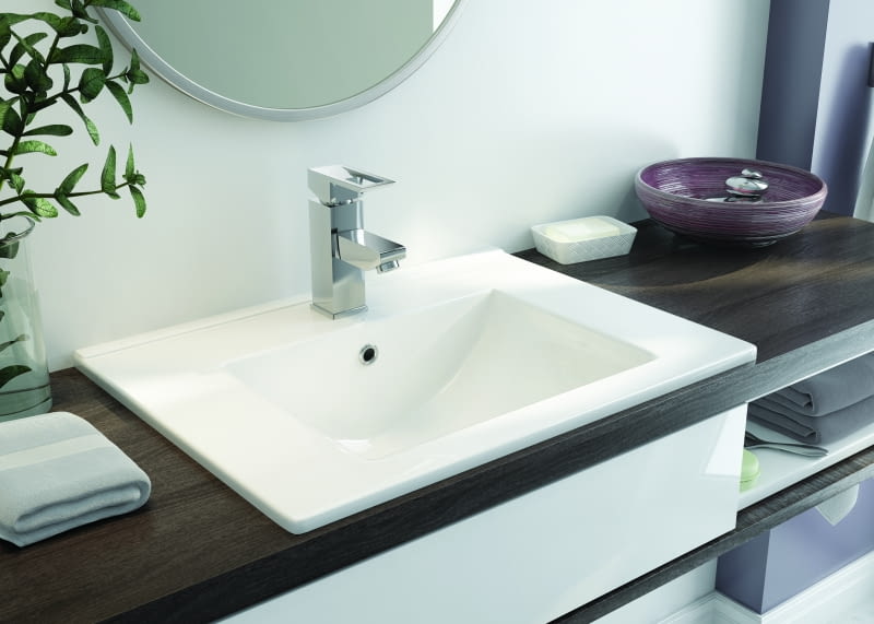 Umywalki wpuszczone w blat sprawiają, że wnętrze łazienki wydaje się bardziej przestrzenne, na blacie otaczającym umywalkę możesz ułożyć kosmetyki i przybory łazienkowe, dzięki czemu będą one zawsze pod ręką, Floks