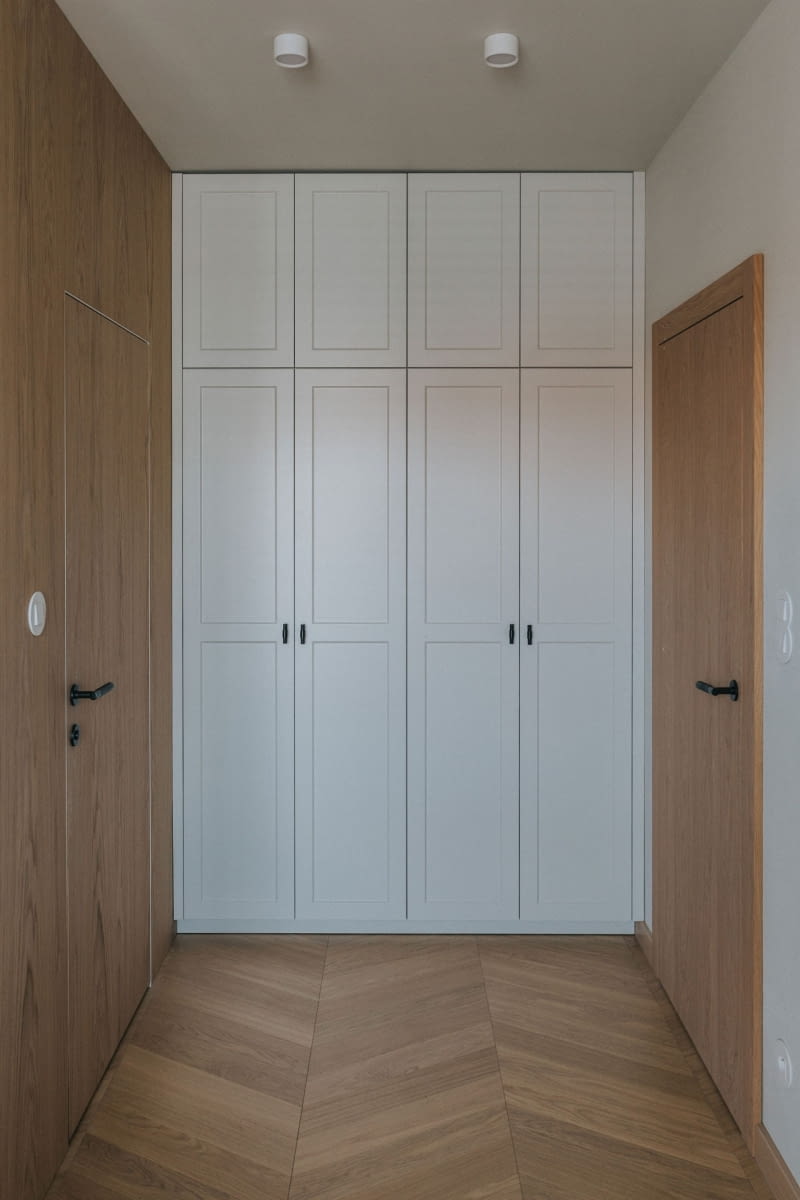 Światło, drewno i zieleń: współczesny azyl w sercu Jeżyc Światło, drewno i zieleń: współczesny azyl w sercu Jeżyc