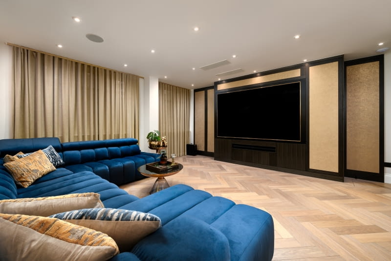 Santosh House: współczesna interpretacja brytyjskiej elegancji Santosh House: współczesna interpretacja brytyjskiej elegancji