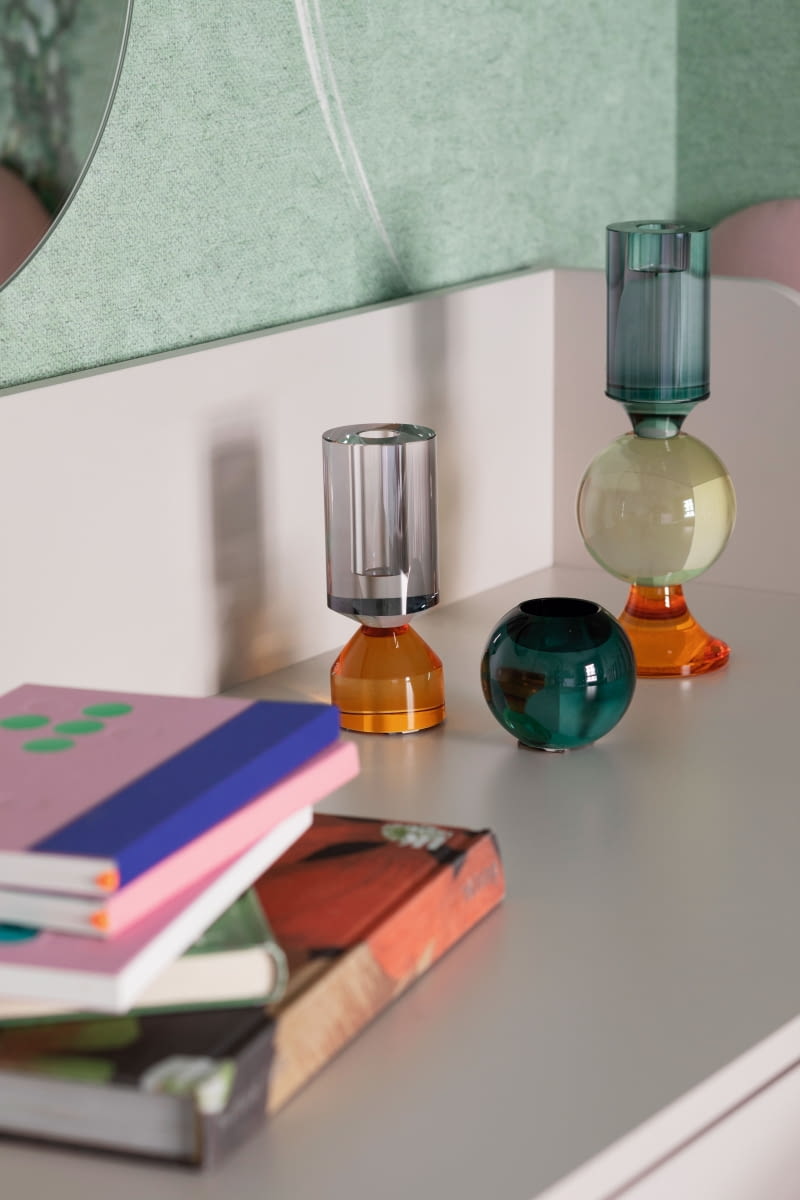 Oryginalne dodatki stylowo urozmaicają wnętrze sypialni. Kolorowe świeczniki kupiono w Miloo Home. Estetyczne, barwne notesy to marka IBelieveInPaper, a ceramiczne, zielone wazony ustawione na szafce nocnej są z BoConcept. Oryginalne dodatki stylowo urozmaicają wnętrze sypialni. Kolorowe świeczniki kupiono w Miloo Home. Estetyczne, barwne notesy to marka IBelieveInPaper, a ceramiczne, zielone wazony ustawione na szafce nocnej są z BoConcept.