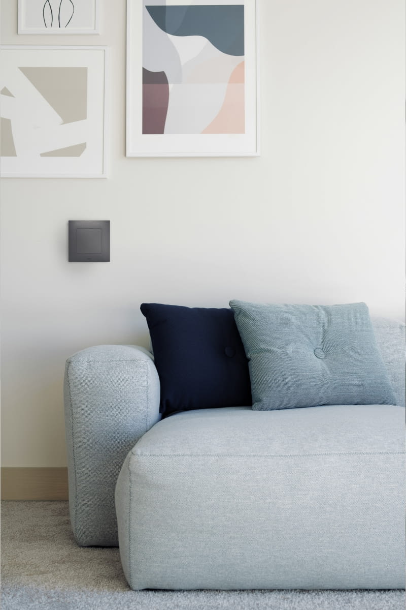 Dodaj ponadczasowy styl do swojego wnętrza – dyskretny, elegancki wygląd gniazdek i łączników doskonale wtapia się w uporządkowane przestrzenie Osprzęt elektroinstalacyjny