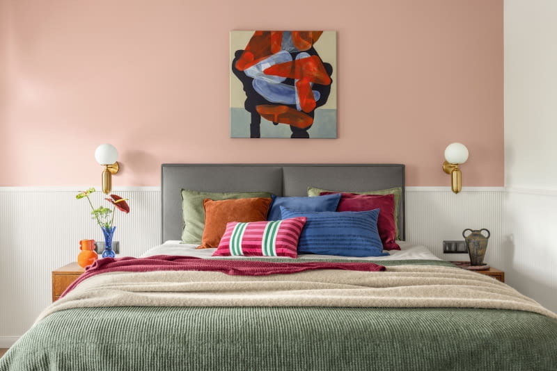 W sypialni ciepłe odcienie drewna, różu i maliny harmonijnie kontrastują tu z chłodnymi tonami zieleni i szarości. Całość dopełniają subtelne, złote akcenty. Abstrakcyjne obrazy Oli Munzar sprawiają, że aranżacja pozostaje wyważona i nie popada w przesadną słodycz. W sypialni ciepłe odcienie drewna, różu i maliny harmonijnie kontrastują tu z chłodnymi tonami zieleni i szarości. Całość dopełniają subtelne, złote akcenty. Abstrakcyjne obrazy Oli Munzar sprawiają, że aranżacja pozostaje wyważona i nie popada w przesadną słodycz.