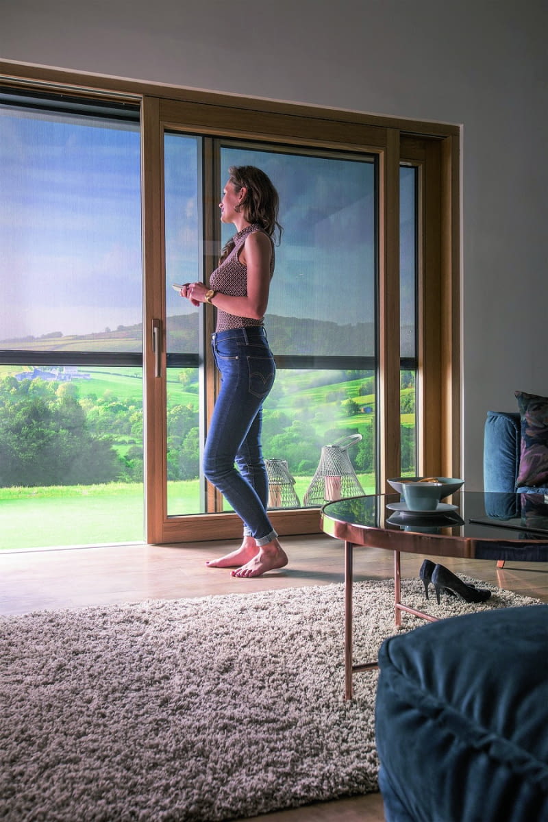 Do okien warto też dobrać osłony zewnętrzne, które stworzą dodatkową warstwę izolacyjną oraz nie dopuszczą do przegrzewania się pomieszczeń latem