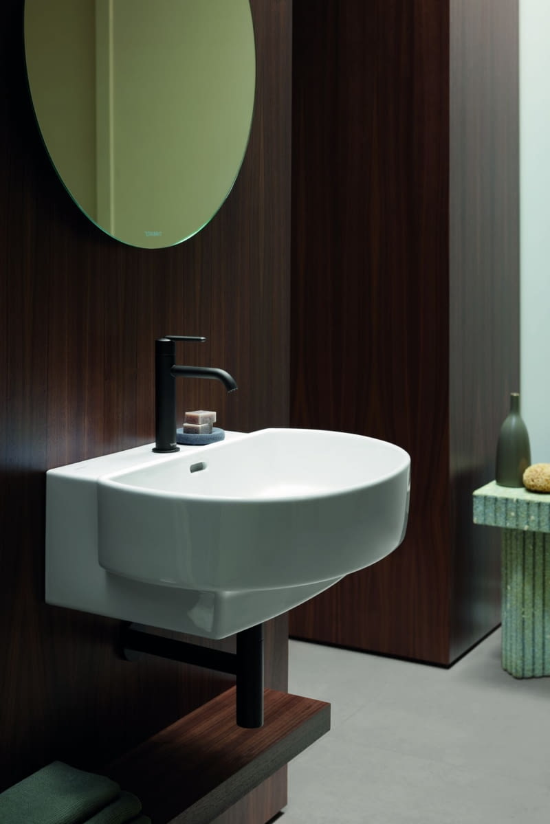 Precyzyjne, geometryczne formy ceramiki i wyraziste linie to cechy charakterystyczne kolekcji Balcoon zaprojektowanej przez Patricię Urquiolę dla marki Duravit.