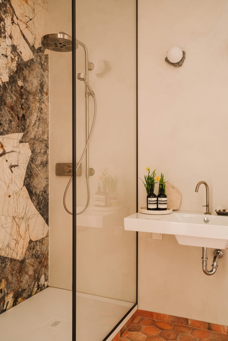 Eklektyczna aranżacja mieszkania w zabytkowej kamienicy