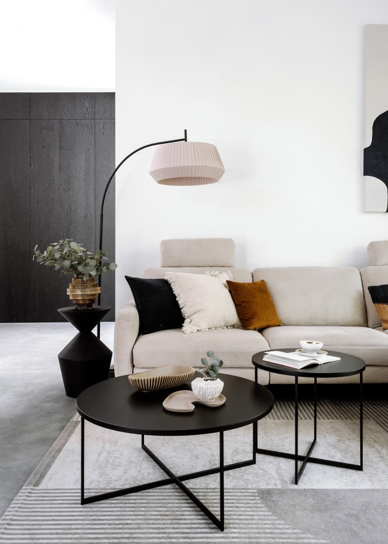 Małe mieszkanie w czerni i bieli