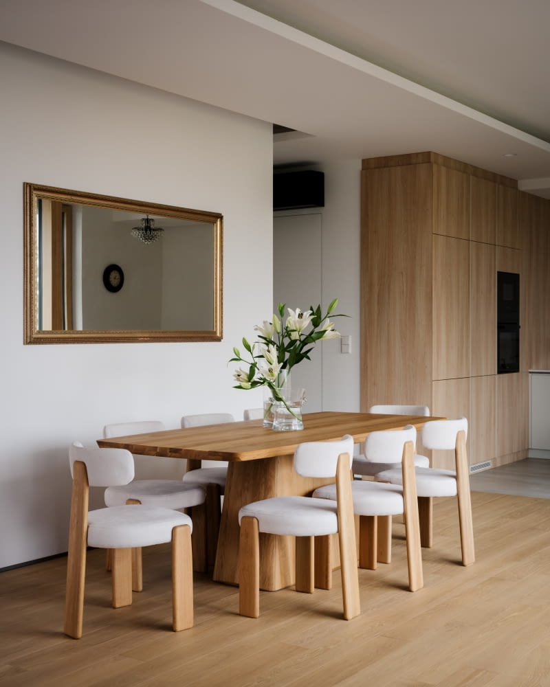 Światło, przestrzeń i architektura - apartament w zielonej części Marymontu