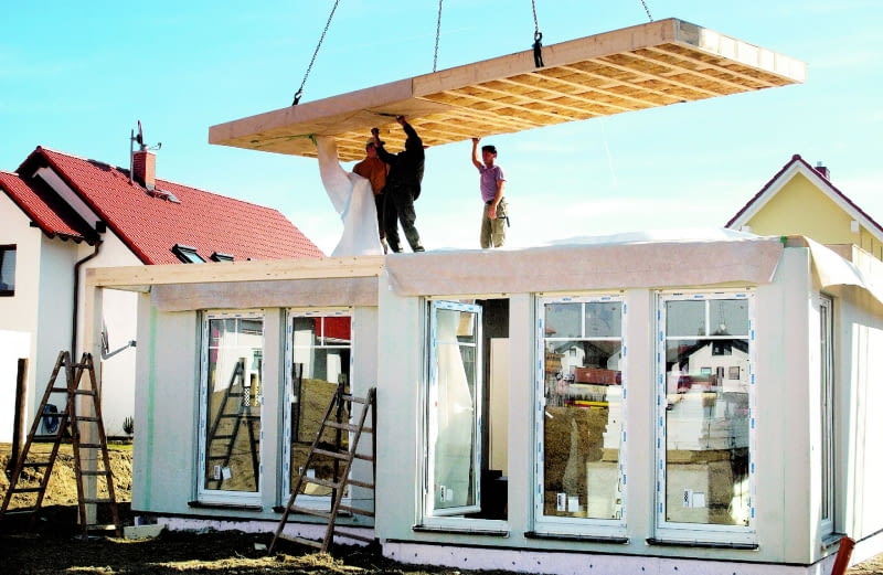 W zaawansowanych systemach prefabrykacji ściany mogą być dostarczane z wbudowanymi oknami i drzwiami