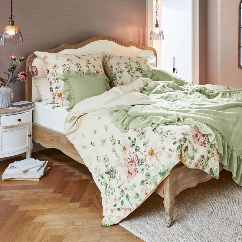 Pościel Brinalie, delikatny kwiatowy wzór, jednokolorowy tył, 230 x 135 cm, 80 x 80 zł, 389 zł, loberon.pl Pościel Brinalie, delikatny kwiatowy wzór, jednokolorowy tył, 230 x 135 cm, 80 x 80 zł, 389 zł, loberon.pl