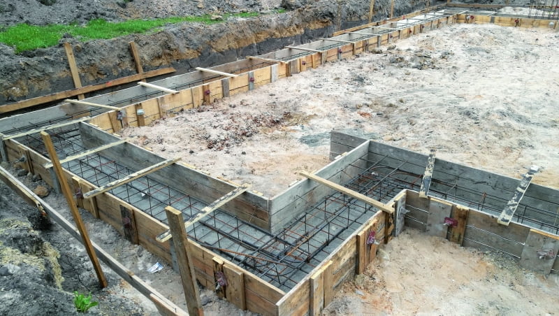 Aby zabezpieczyć tradycyjny fundament, czyli ściany fundamentowe na ławach, przed przemarzaniem, ociepla się te ściany od zewnątrz Aby zabezpieczyć tradycyjny fundament, czyli ściany fundamentowe na ławach, przed przemarzaniem, ociepla się te ściany od zewnątrz