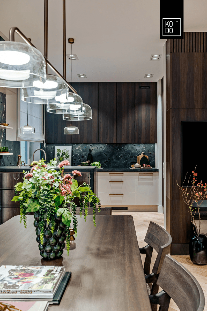 Harmonia inspirowana naturą: 90-metrowe mieszkanie w Warszawie