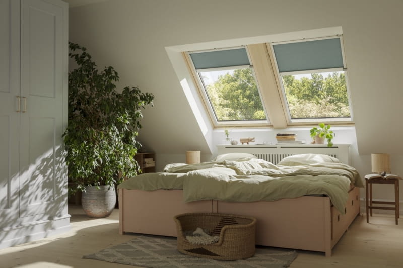 Wewnętrzna roleta zaciemniająca to doskonały wybór do sypialni. Gwarantuje zaciemnienie i spokojny sen.