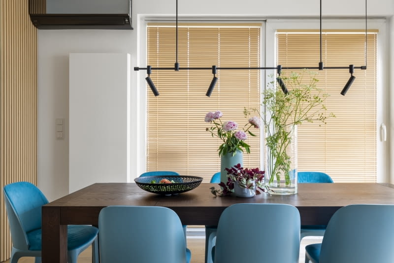 Żaluzje, kolorystycznie dobrane do forniru meblowego, powtarzają rytm lameli wykańczających zabudowę Żaluzje, kolorystycznie dobrane do forniru meblowego, powtarzają rytm lameli wykańczających zabudowę