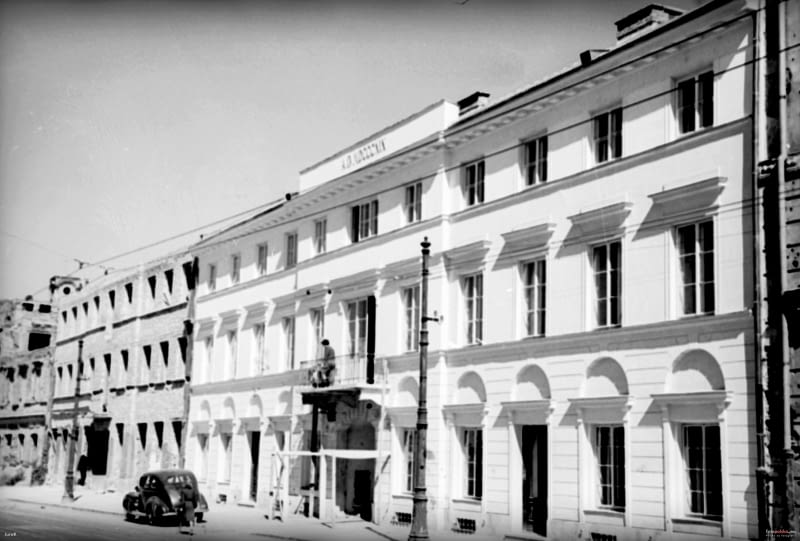 Kamienica H. Lessla przy ul. Miodowej w Warszawie. Zdjęcie z lat 1949-1951