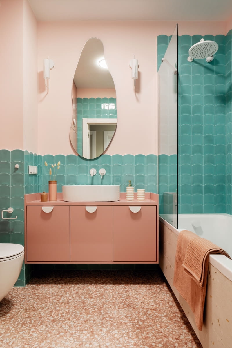 Wystrój łazienki głównej nabiera indywidualnego rysu za sprawą połączenia przeciwstawnych - zimnych i ciepłych barw oraz wyrazistych wzorów. Wystrój łazienki głównej nabiera indywidualnego rysu za sprawą połączenia przeciwstawnych - zimnych i ciepłych barw oraz wyrazistych wzorów.